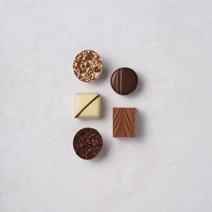 coffret 15 bonbons chocolat noir lait blanc par valrhona