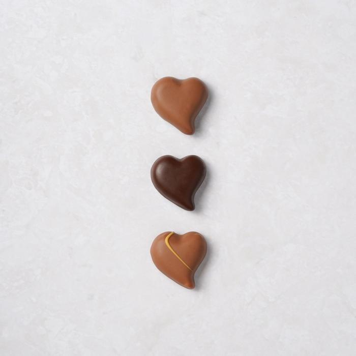 coffret 8 coeurs noir lait par valrhona